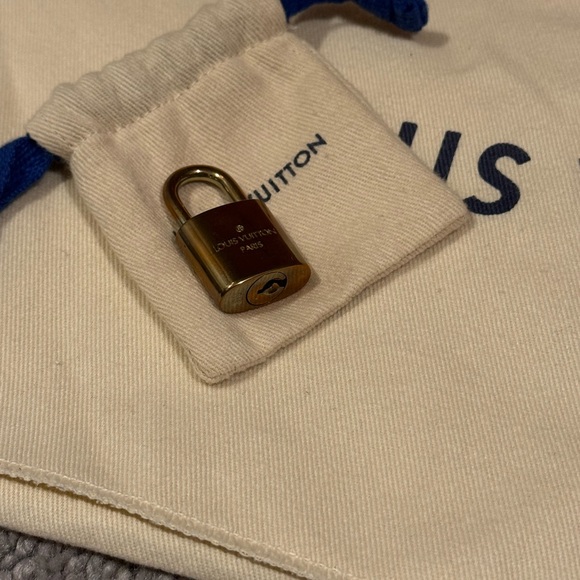 Louis Vuitton Alma BB Monogram - Picture 2 of 10